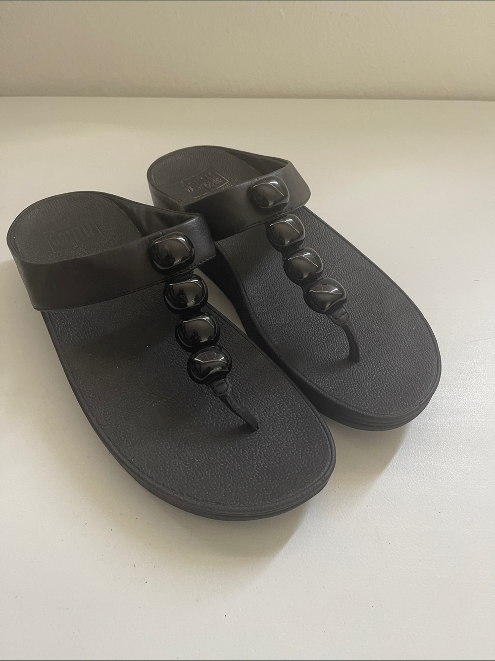 FitFlop Womens Rola Sandals Size 8 Black Thong Beaded Flip Flop Low Wedge Comfy